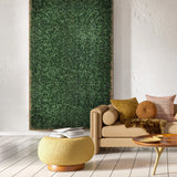 Grøn plantemåtte LEAFLUXE 1 som vertikal vægdekoration i et opholdsrum fra hjh LIVING