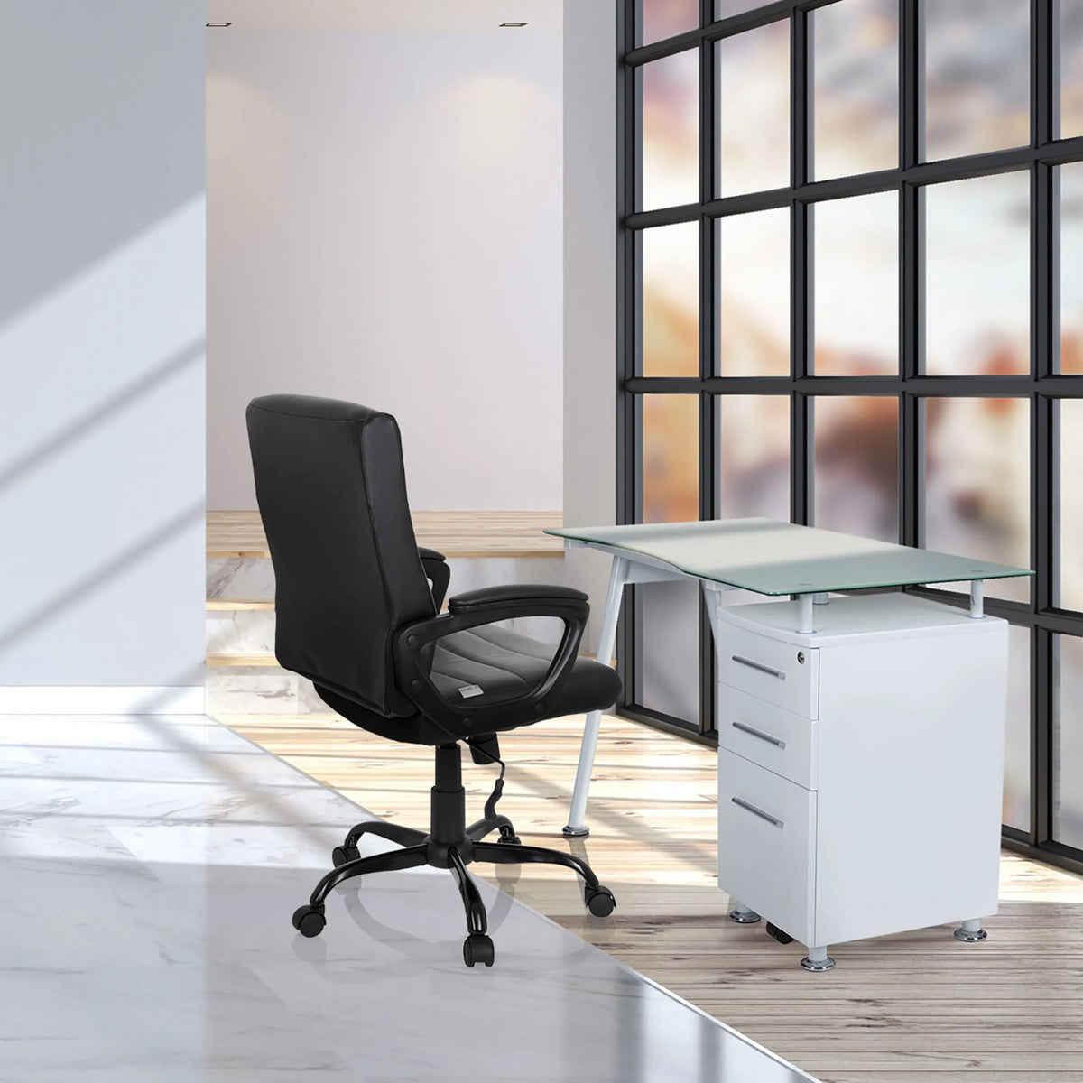 Home Office chefstol ERGOSMOOTH BIG i sort ved et hvidt skrivebord med glasplade fra hjh OFFICE