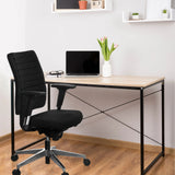 Professionel kontorstol PRO-TEC 350 i sort med armlæn ved et skrivebord fra hjh OFFICE