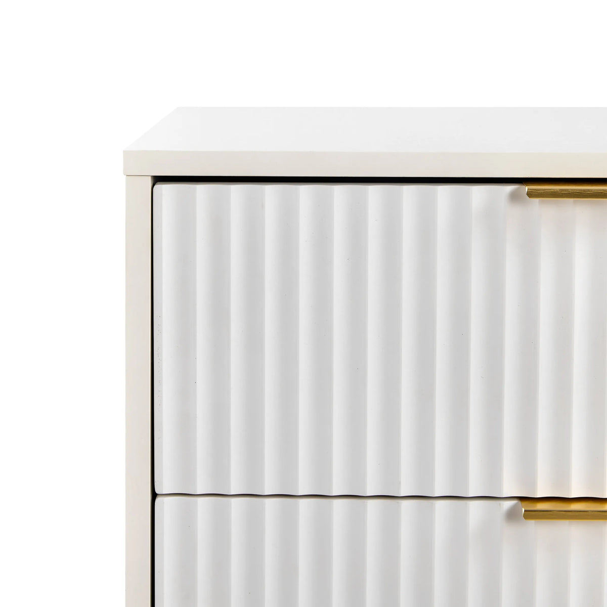 Rillet front med gyldent greb på Hjelle K kommoden i hvid fra hjh LIVING