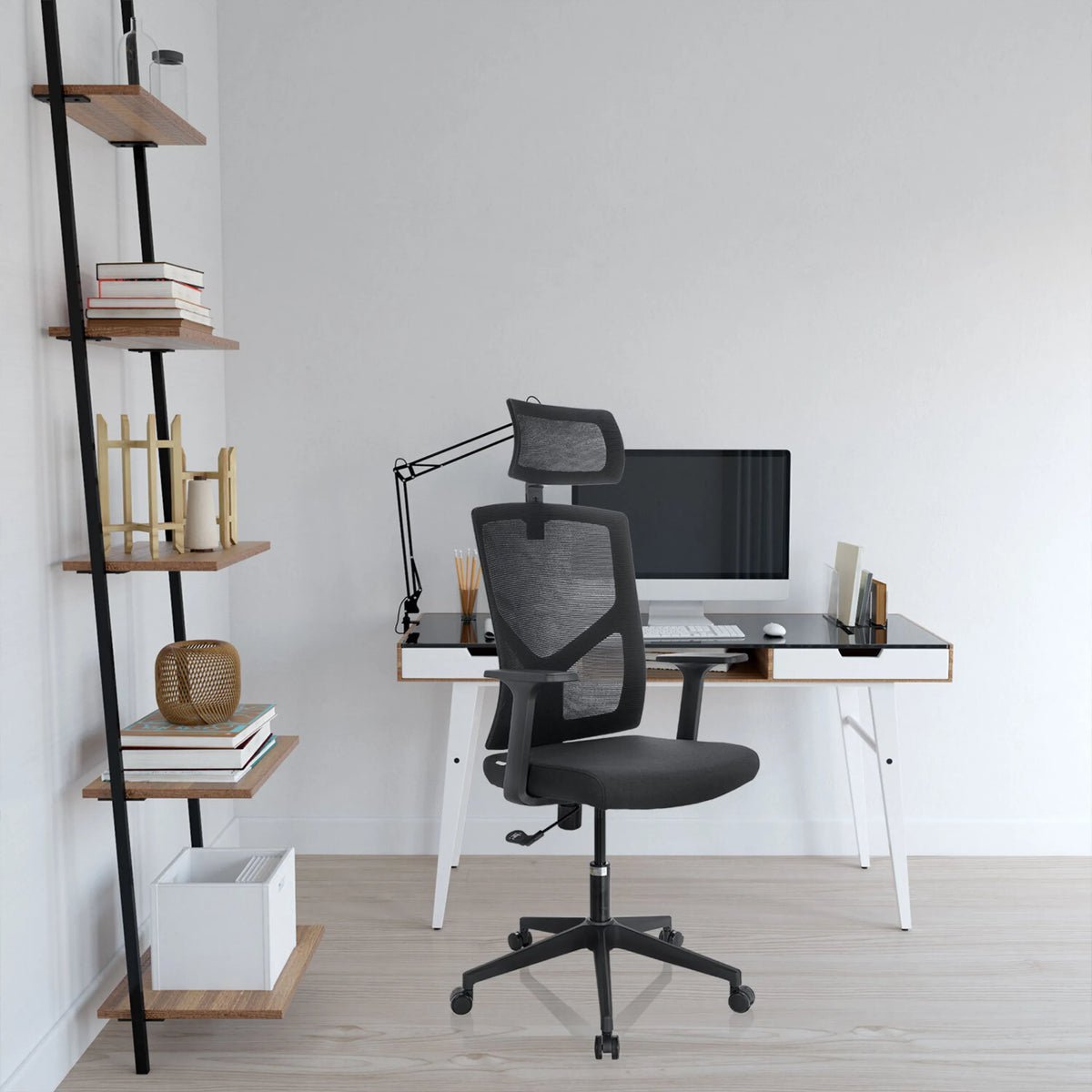 Sort BRETON B Home Office kontorstol med netryglæn, nakkestøtte og hjul foran et skrivebord fra hjh OFFICE