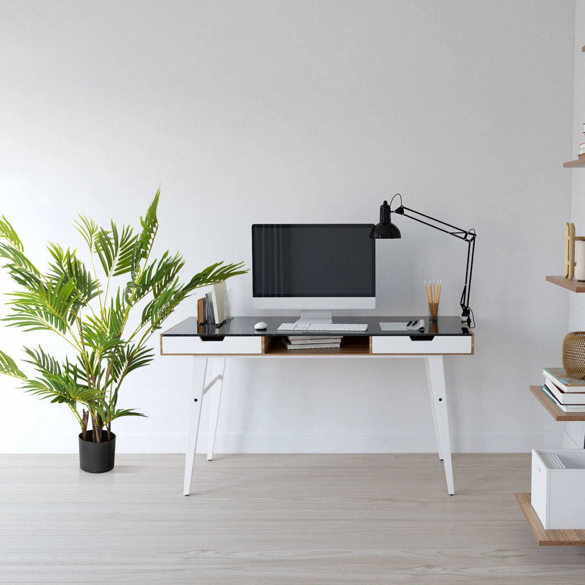 Kunstig plante ARECA I i grøn farve i en enkel sort potte ved siden af et skrivebord fra hjh OFFICE