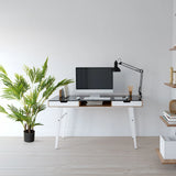 Kunstig plante ARECA I i grøn farve i en enkel sort potte ved siden af et skrivebord fra hjh OFFICE