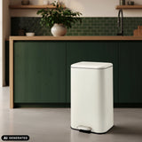 Beige papirkurv Clean 1 med fodpedal og 30 l kapacitet fra hjh OFFICE (AI-genereret billede)