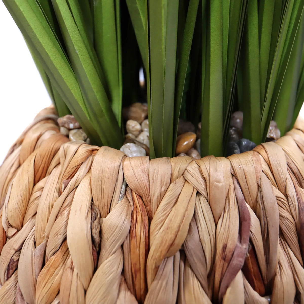 Flettet potte med små sten og grønne blade fra den Kunstige plante CORTADERIA fra hjh OFFICE