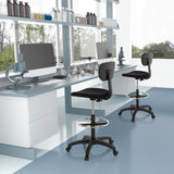 To sorte diskstole TOP WORK 05 med fodring og hjul i et laboratoriemiljø fra hjh OFFICE