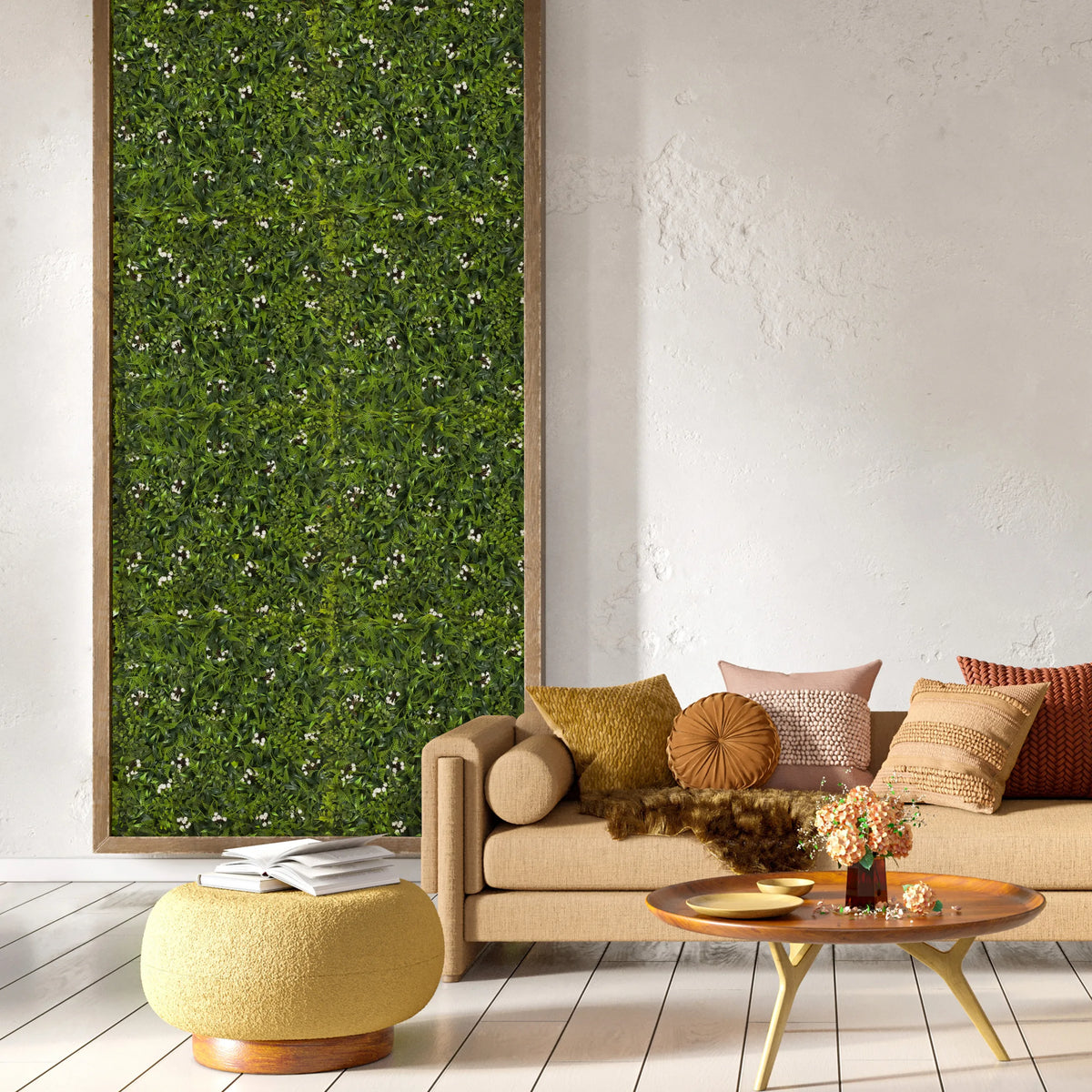Grøn plantemåtte MORE GREEN I som vægbillede i en stue med sofa og sidebord fra hjh OFFICE