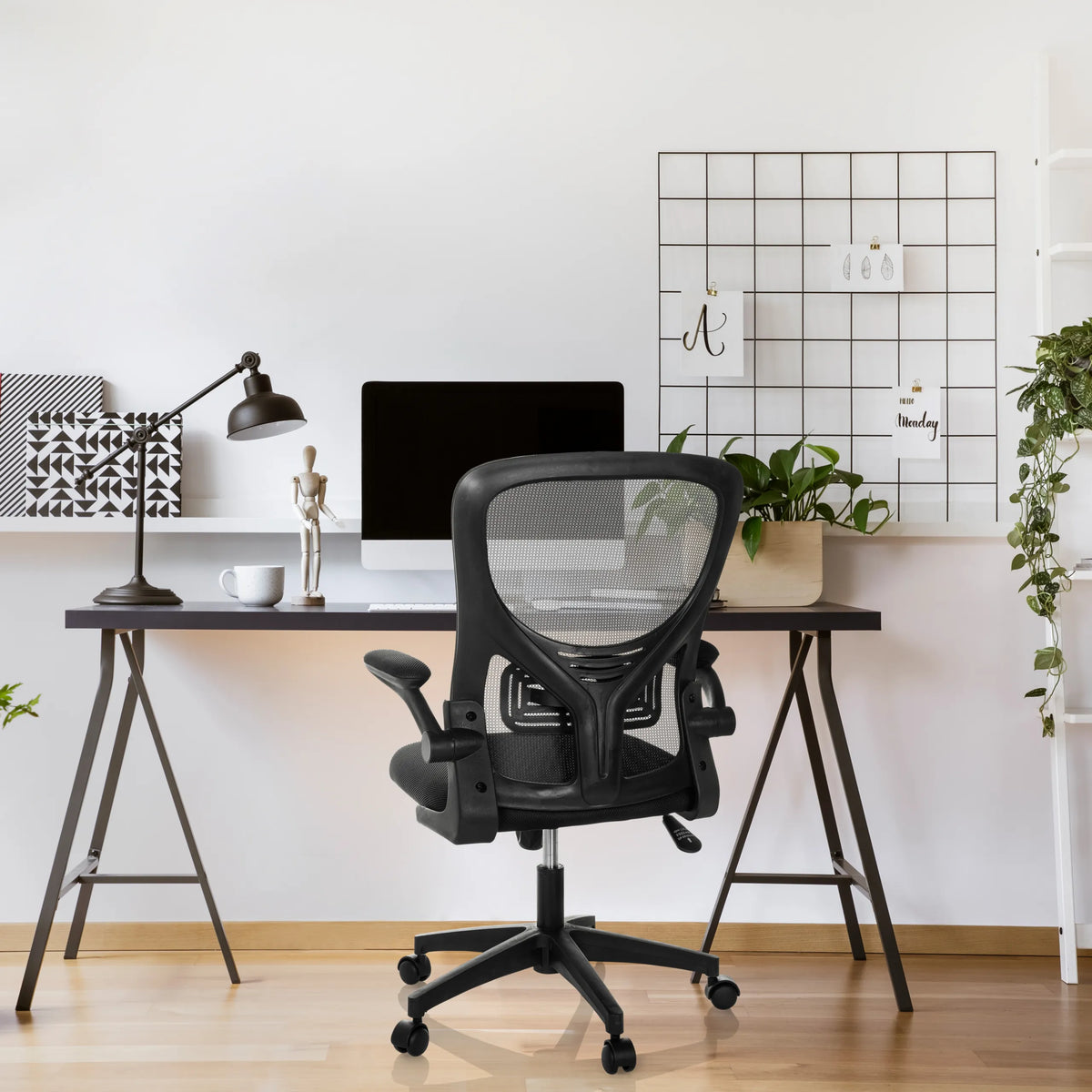 Sort Home Office kontorstol BELIO med mesh-ryglæn og armlæn fra hjh OFFICE