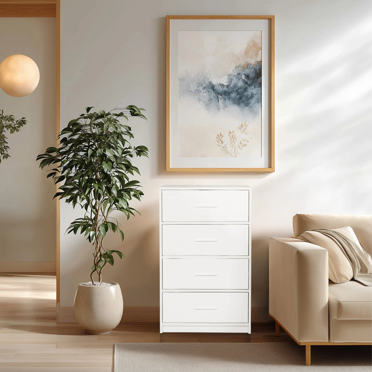 Hvid kommode ESTORIA med fire skuffer i et lyst opholdsrum fra hjh LIVING
