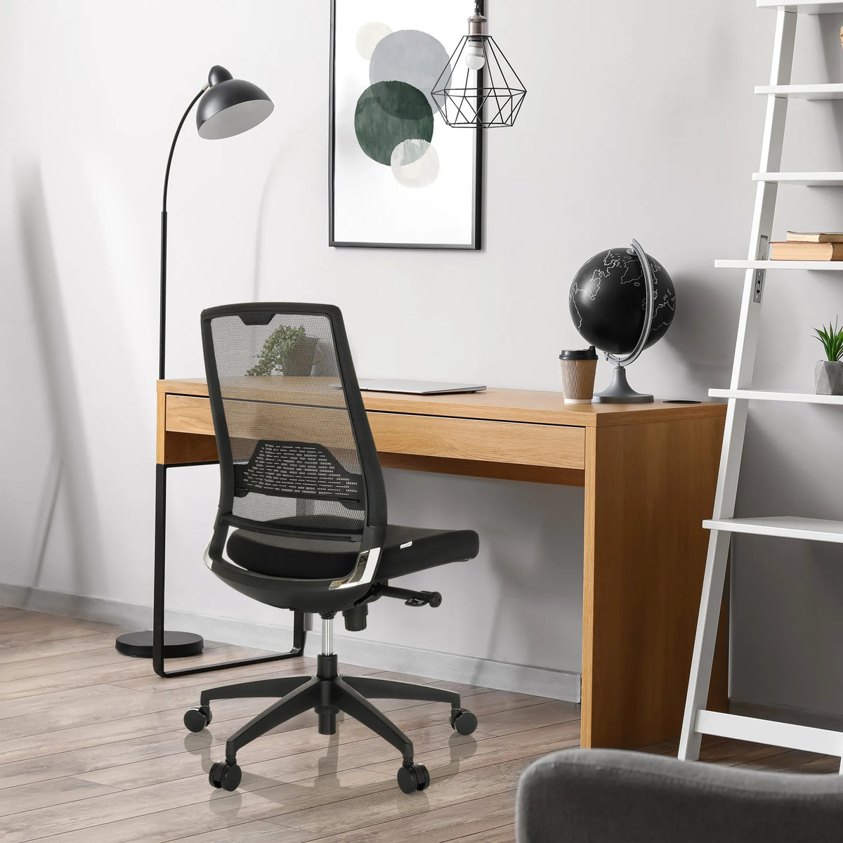 Sort Professionel kontorstol PORTO ECO I med netryglæn ved et træskrivebord fra hjh OFFICE