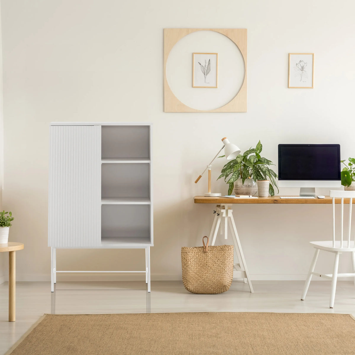 Grå hylde SIO med én lukket låge og to åbne hylder fra hjh LIVING