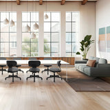 Grå Home Office kontorstol SITMOTION B med hjul og armlæn i et lyst kontor fra hjh OFFICE