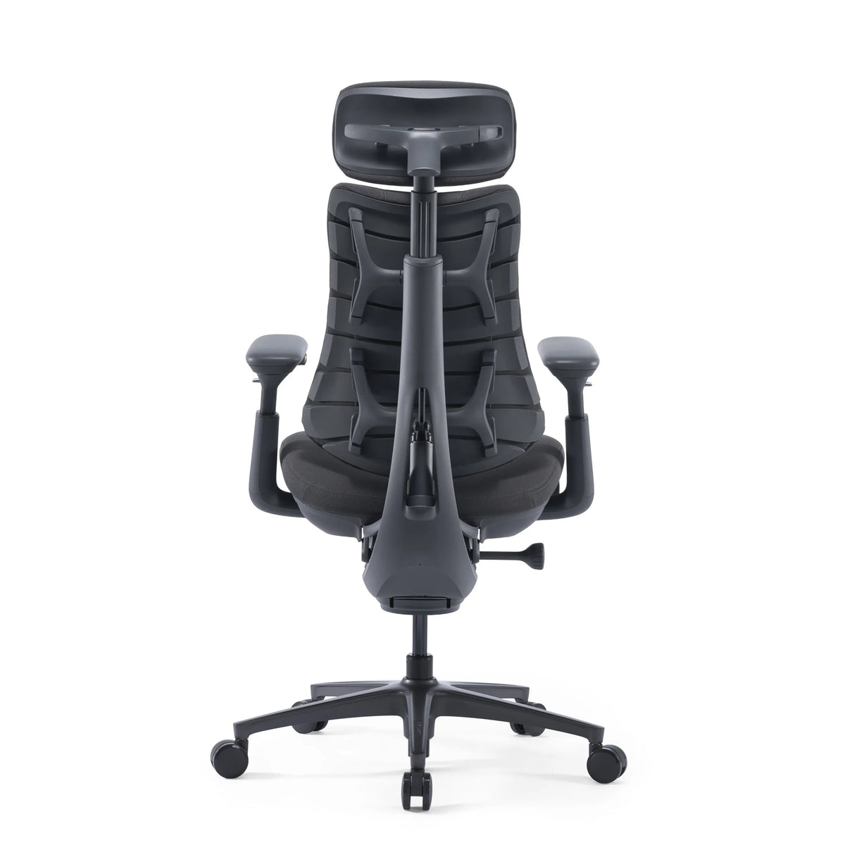 Bagsiden af den mørkegrå High End kontorstol LiberNovo Omni Pro med nakkestøtte fra Libernovo
