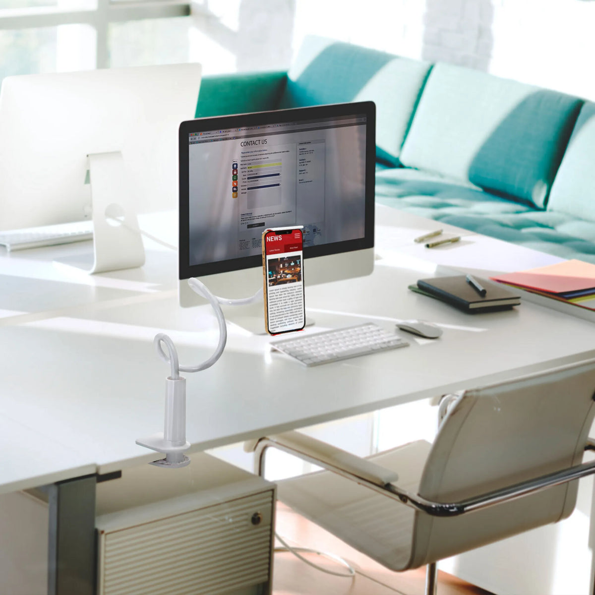Hvid holder til mobiltelefon & tablet FLEXMOBI I på et skrivebord med en smartphone fra hjh OFFICE