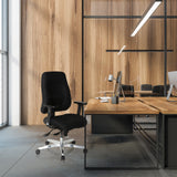 Sort Professionel kontorstol ZENIT COMFORT med armlæn og hjul ved et skrivebord fra hjh OFFICE