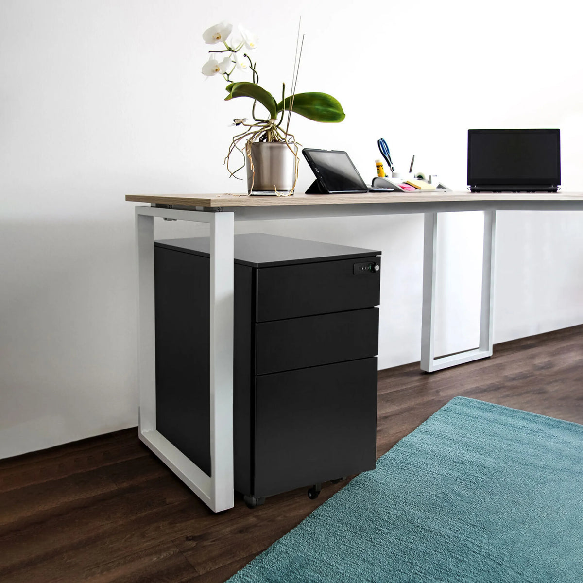 Sort metal rullecontainer COLOR OS I under et skrivebord med en lys træplade fra hjh OFFICE