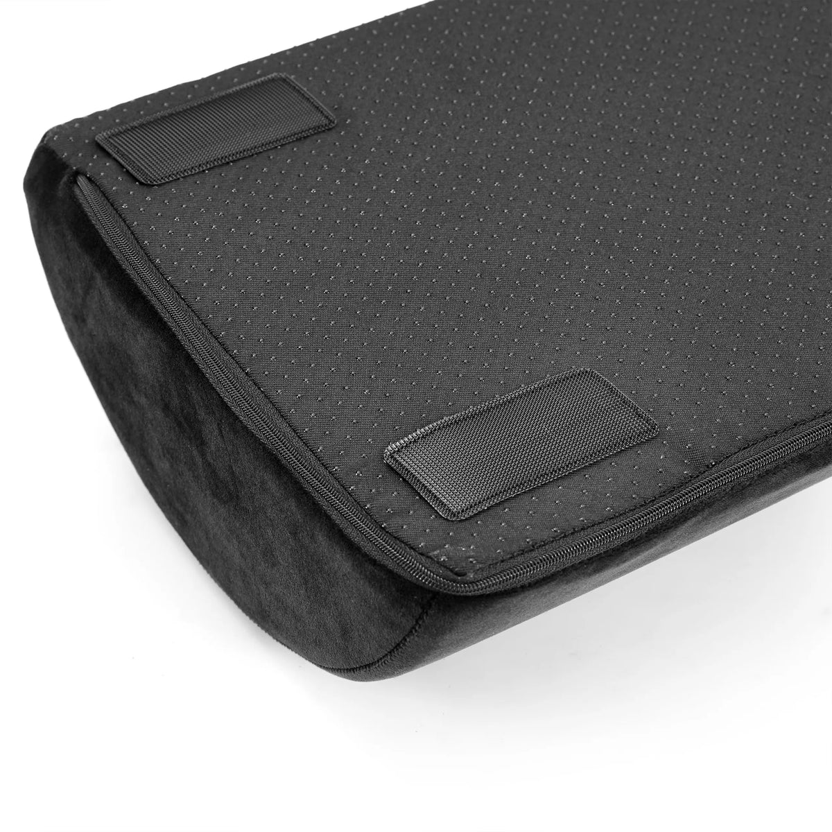 Detalje af den sorte tekstiloverflade med velcro-lukninger på Fodstøtte Podi Velvet 1 fra hjh OFFICE