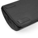 Detalje af den sorte tekstiloverflade med velcro-lukninger på Fodstøtte Podi Velvet 1 fra hjh OFFICE