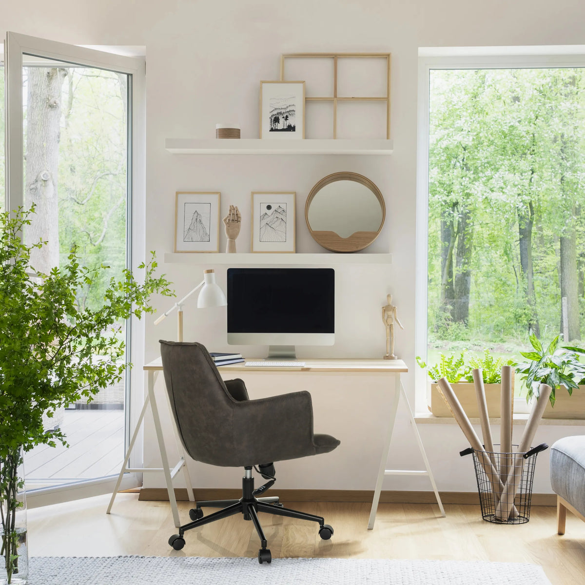 Home Office kontorstol SOLAO LIFE i mørkegrå ved et hvidt skrivebord fra hjh LIVING