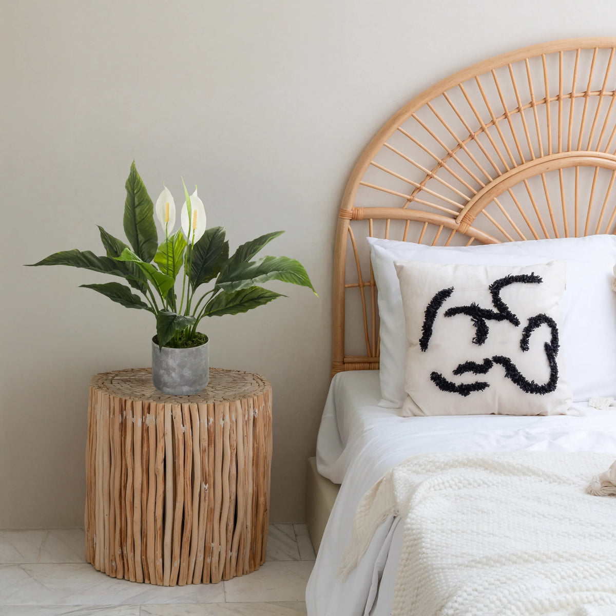 Kunstig plante Spathiphyllum 1 i en grå potte på et rundt sidebord af træ fra hjh OFFICE
