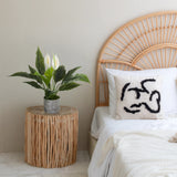 Kunstig plante Spathiphyllum 1 i en grå potte på et rundt sidebord af træ fra hjh OFFICE
