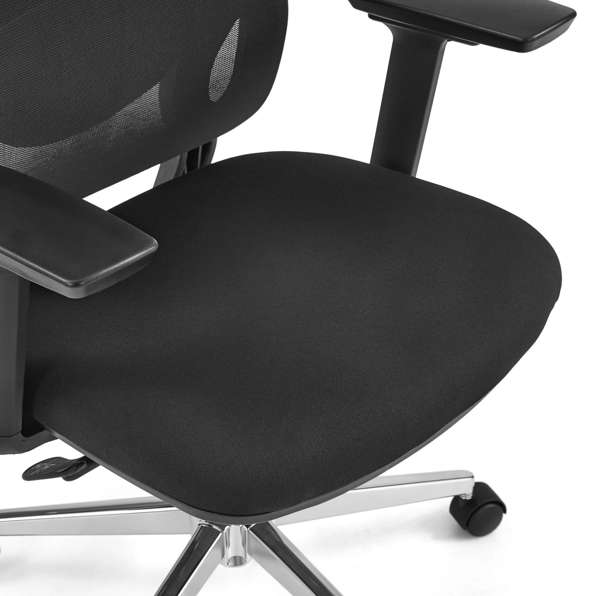 Sort sæde og armlæn på den professionelle kontorstol Ergosento med blankt fodkryds fra hjh OFFICE
