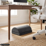 Schwarze Fußablage Podi Velvet 1 unter einem Schreibtisch von hjh OFFICE (KI-generiertes Bild)
