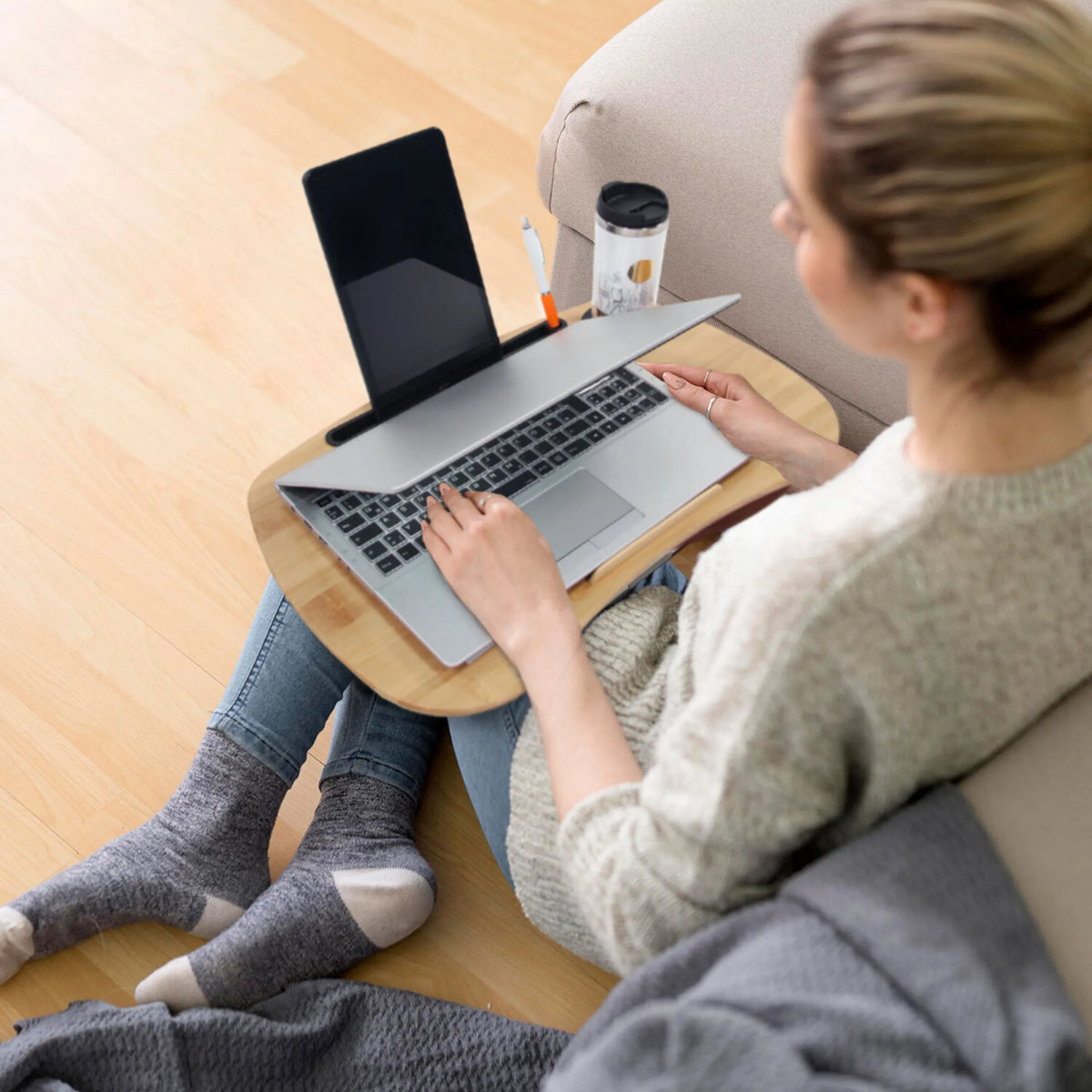 Braune Laptopunterlage COMFILAP I aus Holz mit einem Laptop in Benutzung von hjh OFFICE