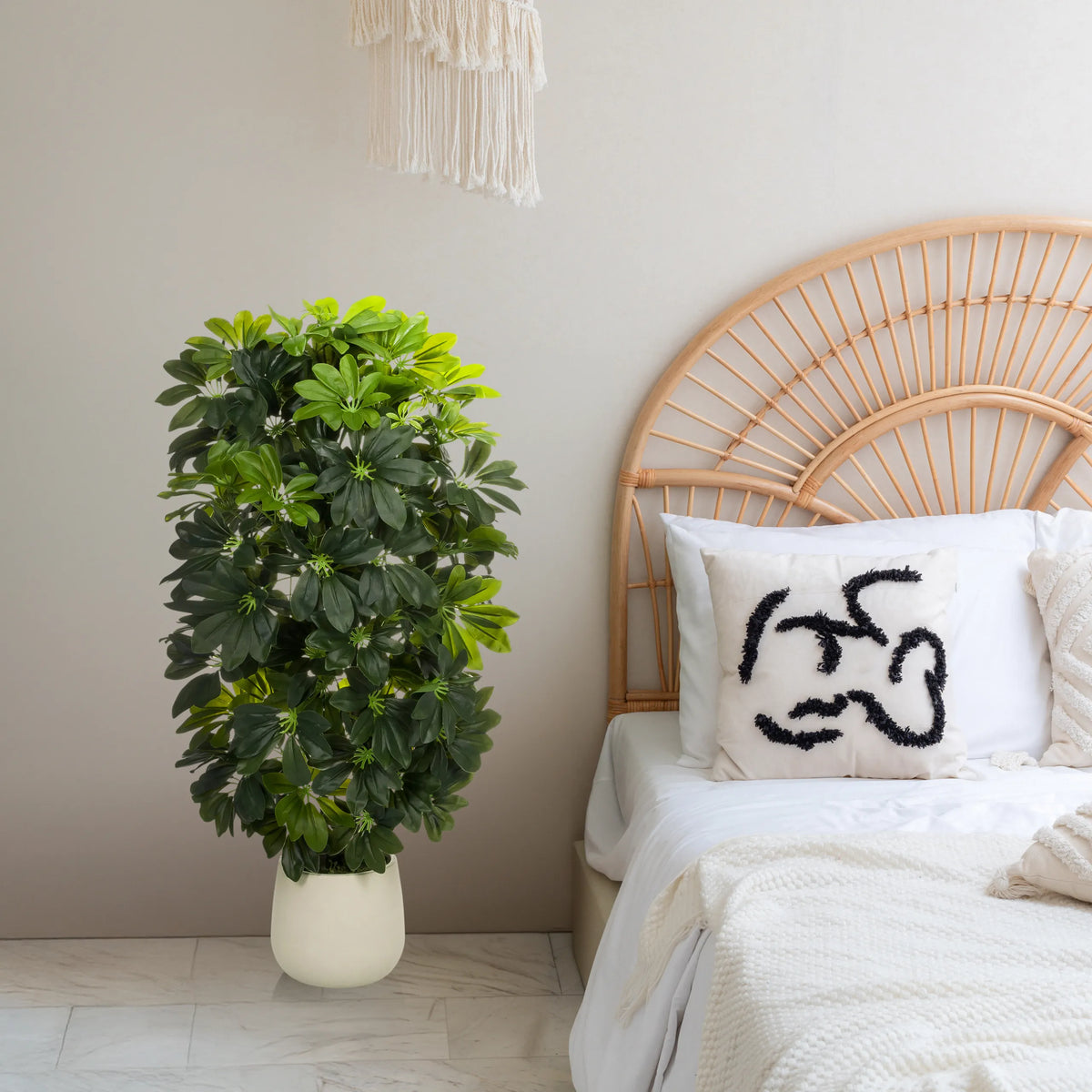 Grøn kunstige plante Schefflera 2 i en cremefarvet krukke fra hjh OFFICE