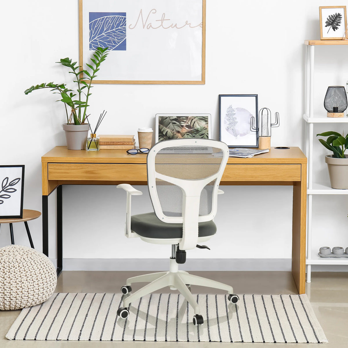 Grå Home Office kontorstol TOP 108 W med mesh-ryglæn og hvide armlæn fra hjh OFFICE