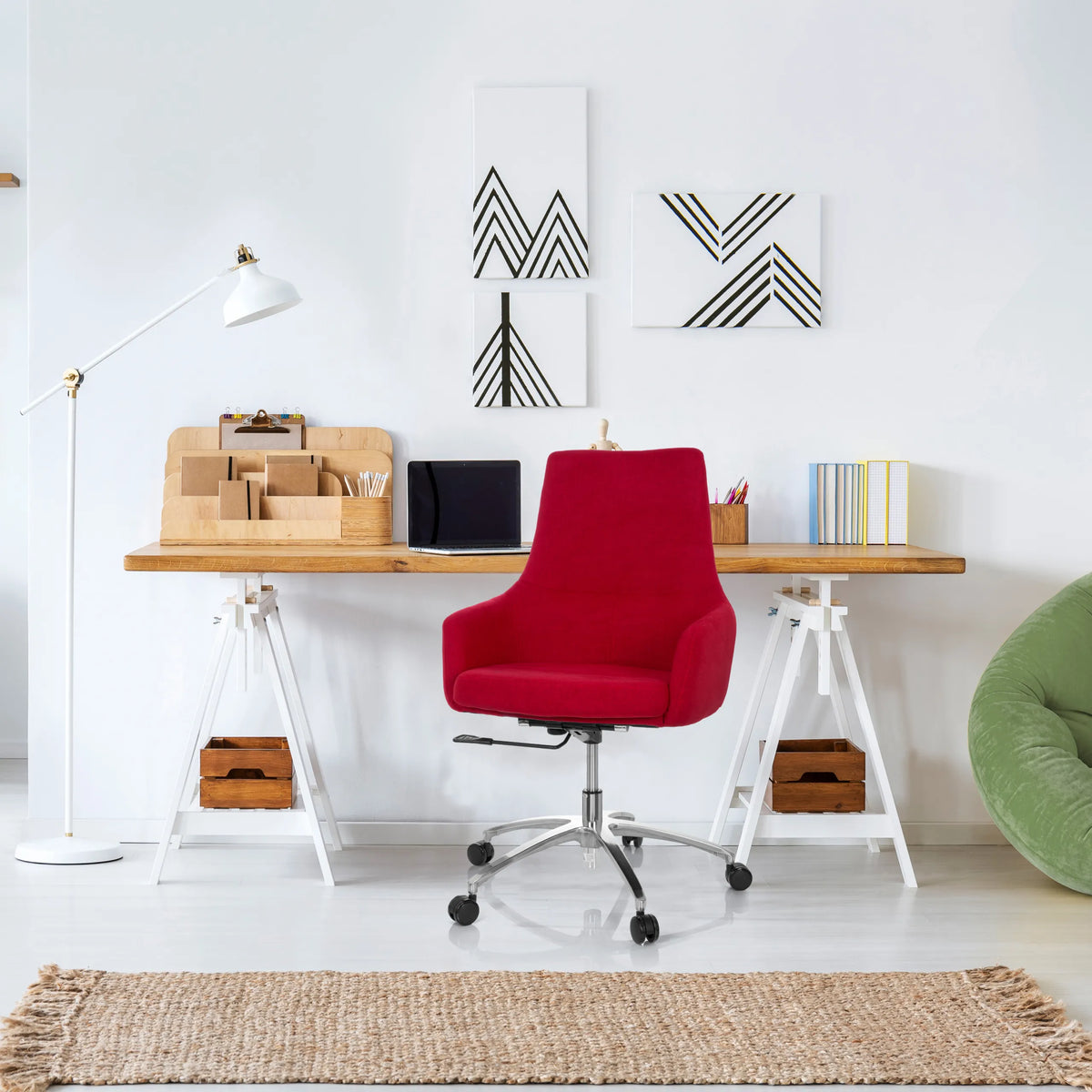 Rød Home Office kontorstol SHAKE 100 med stjernefod og hjul foran et skrivebord fra hjh OFFICE