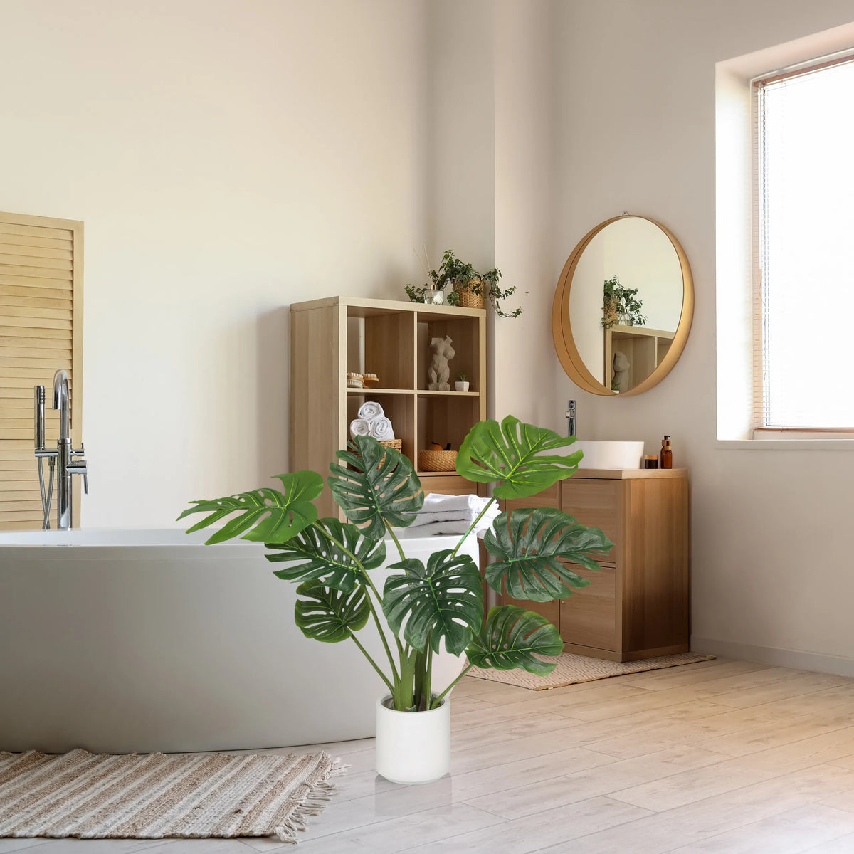 Grøn kunstige plante MONSTERA I i en hvid potte i et badeværelse fra hjh OFFICE