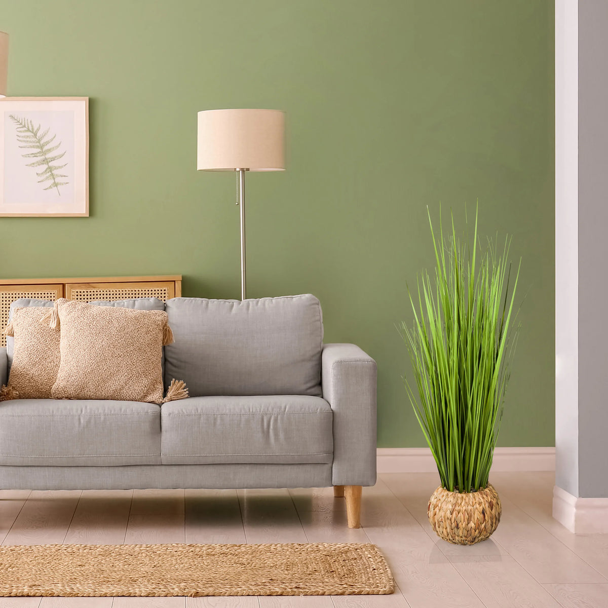 Grøn kunstig plante CORTADERIA i en flettet kurv fra hjh OFFICE