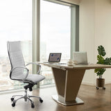 Cremehvid professionel chefstol PARMA 20 med kromstel ved et moderne skrivebord foran et vindue fra hjh OFFICE