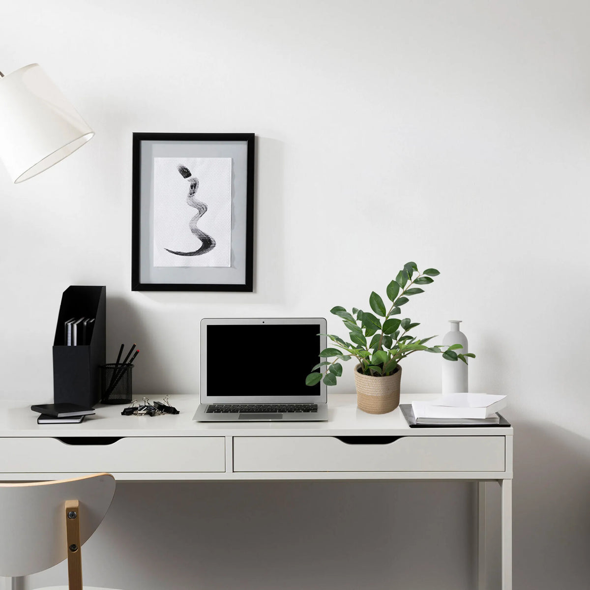 Grøn Kunstige plante ZAMIE i en flettet potte på et hvidt skrivebord fra hjh OFFICE