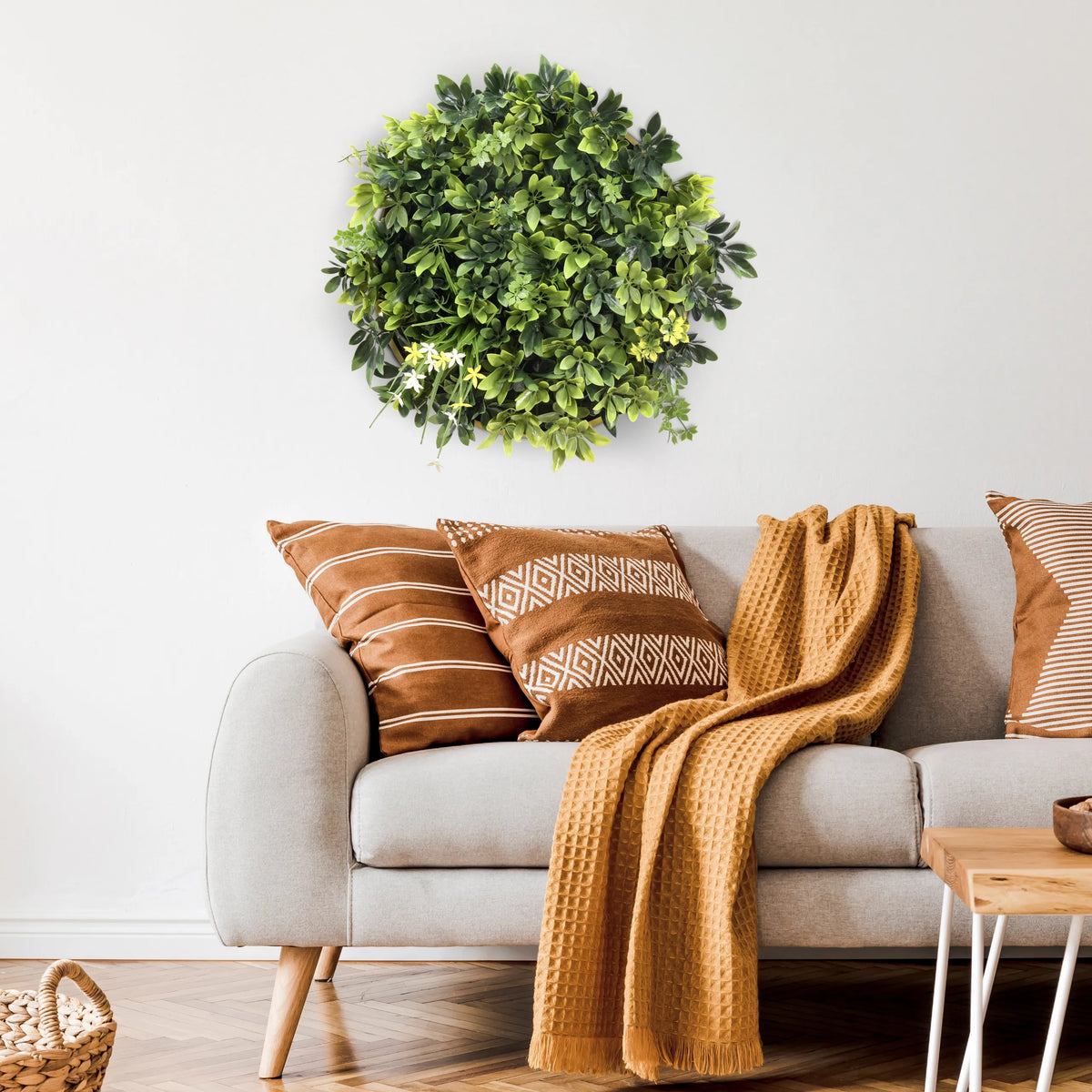 Grøn Plantemåtte LEAFLUXE WALL 2 som cirkulær vægdekoration over en sofa fra hjh LIVING