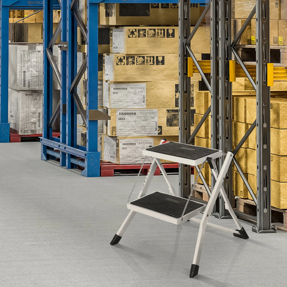 Hvid Foldestige SOLID W1 med to sorte trin i et lagerlokale fra hjh OFFICE
