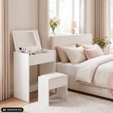 Glamdesk Makeup-spejl i hvid med matchende skammel fra hjh LIVING (AI-genereret billede)