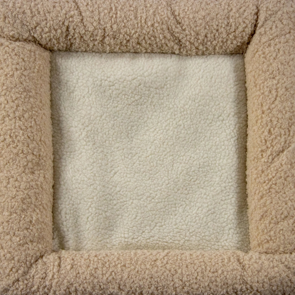 Beige fleece-materiale fra interiøret i PAWY ES kattehus fra hjh LIVING