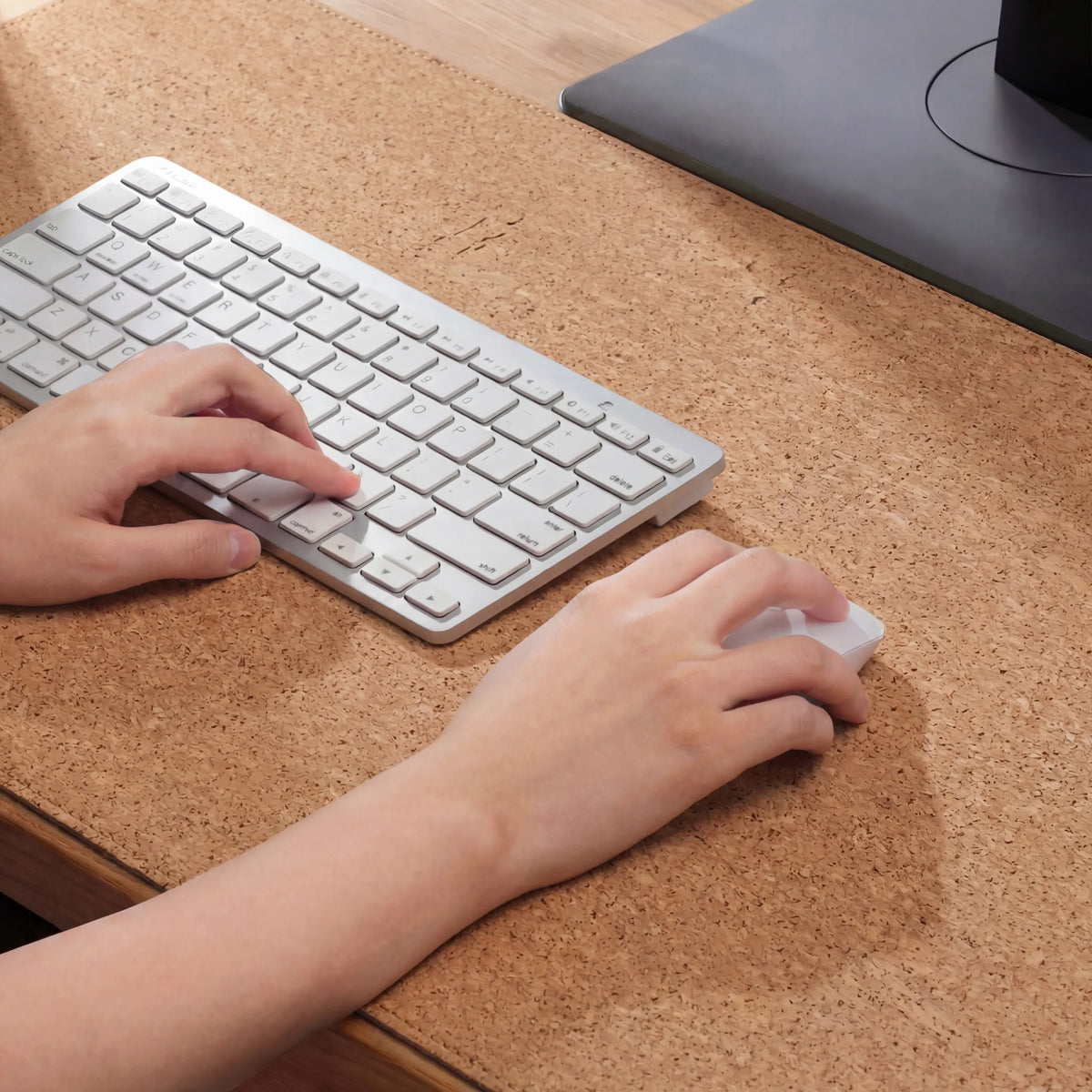 Brunt Skriveunderlag Padflux Terra i kork med tastatur og mus fra hjh OFFICE