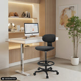 Sort WORK MF2 arbejdsstol med fodring og hjul foran et hvidt skrivebord fra hjh OFFICE (AI-genereret billede)