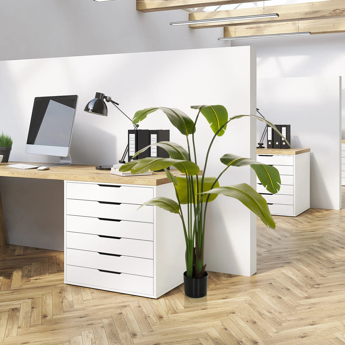 Grøn kunstig plante BANANE i en sort potte på kontoret fra hjh OFFICE
