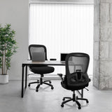 To sorte XXL drejestole INSTRUCTOR SW I med mesh-ryg ved et skrivebord fra hjh OFFICE