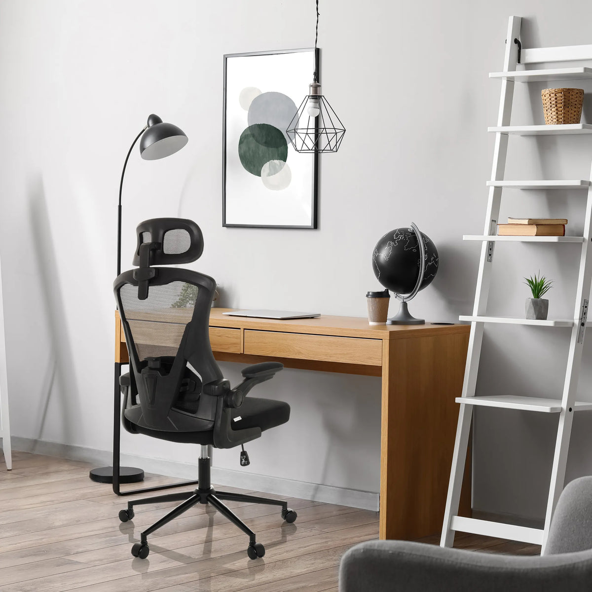 Schwarzer Profi-Bürostuhl ARIGANO mit Netzrücken und Kopfstütze an einem Schreibtisch von hjh OFFICE