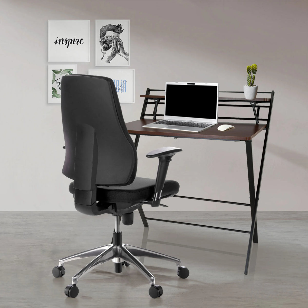 Sort professionel kontorstol PRO-TEC 200 med armlæn og hjul ved et skrivebord fra hjh OFFICE