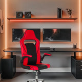 Spillestol GAME SPORT PRO i sort og rød ved et skrivebord med to skærme fra MyBuero
