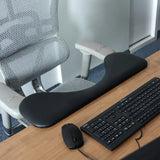 Sort RELEX RT2 armlæn på et skrivebord ved siden af et tastatur og en computermus fra hjh OFFICE