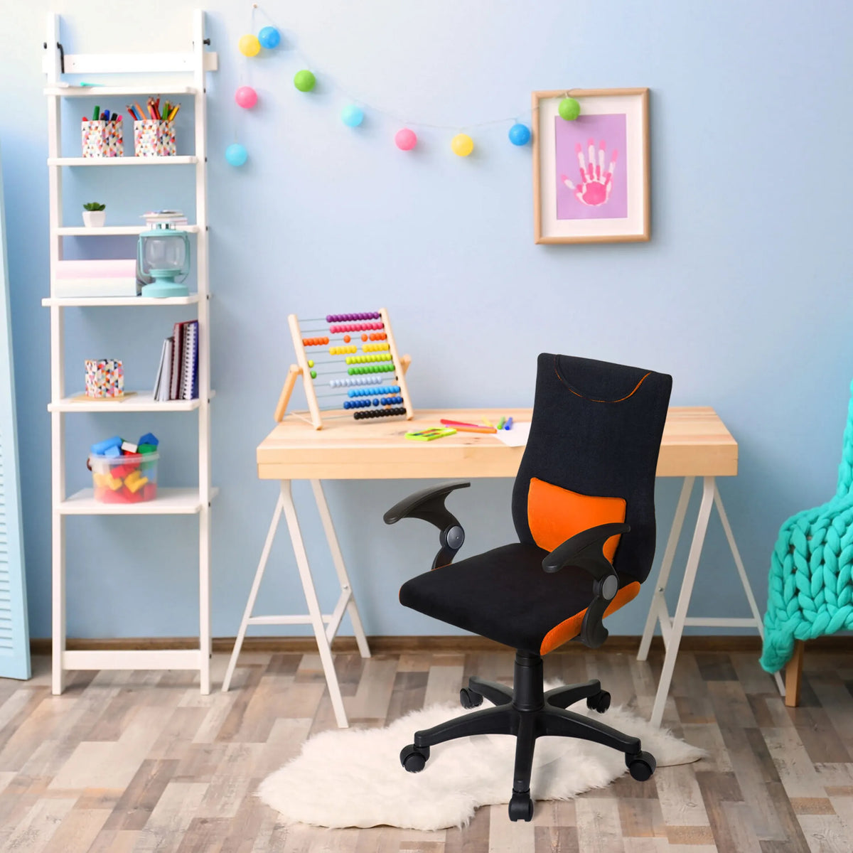 Snurrestol til børn KIDDY PRO AL i sort-orange med armlæn og hjul fra hjh OFFICE