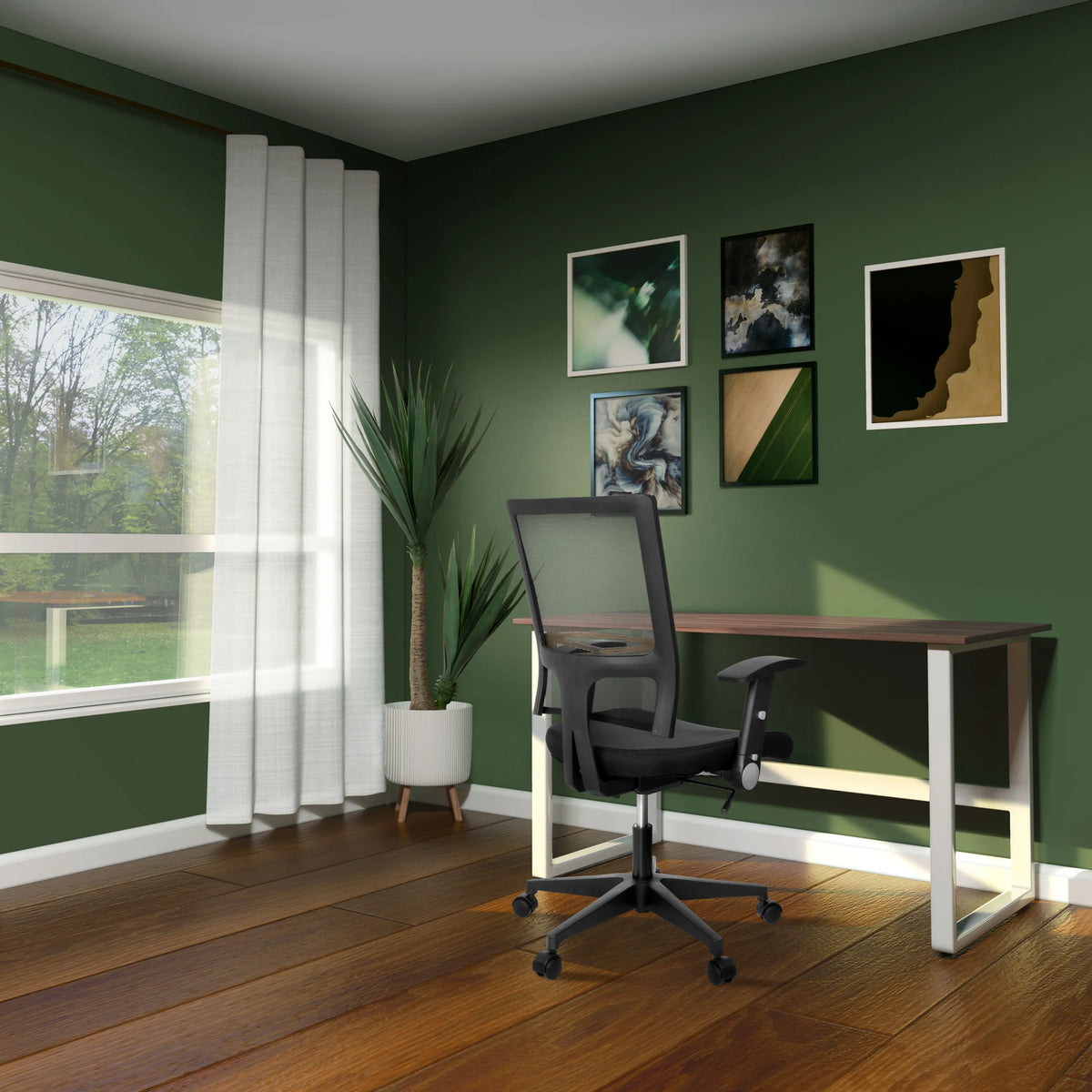Home Office kontorstol OFFICE R8 i sort med armlæn og hjul foran et skrivebord fra hjh OFFICE