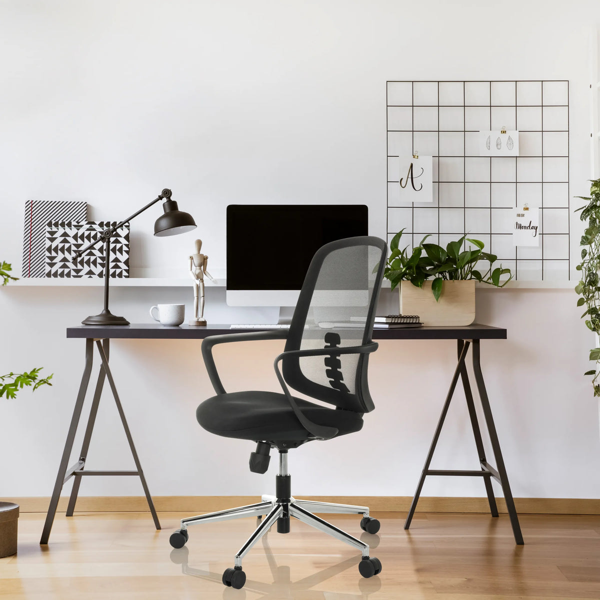 Sort Home Office kontorstol SEDIOLO B med netryglæn og armlæn fra hjh OFFICE
